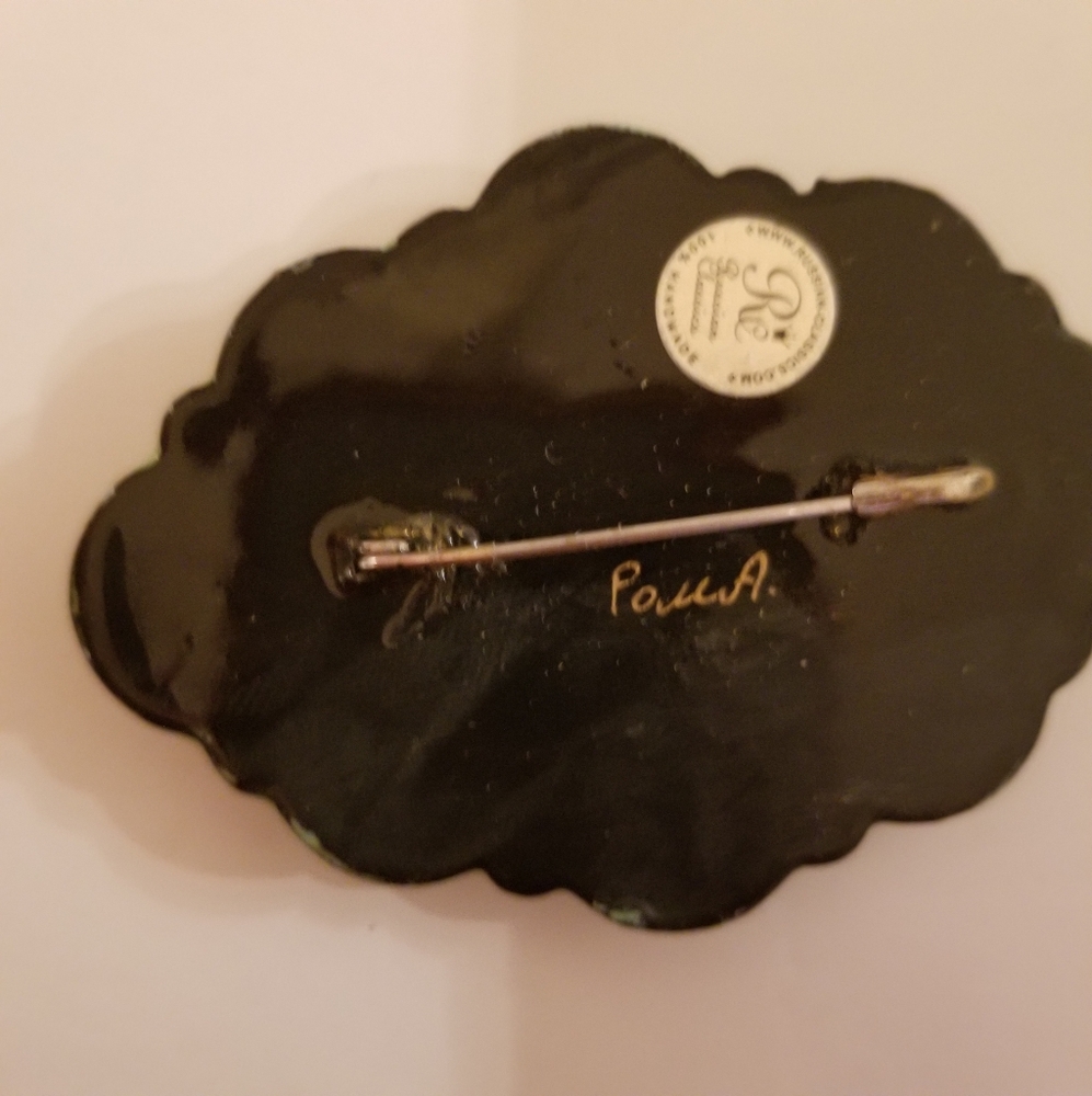 Hand painted brooch - Picture 2 of 2